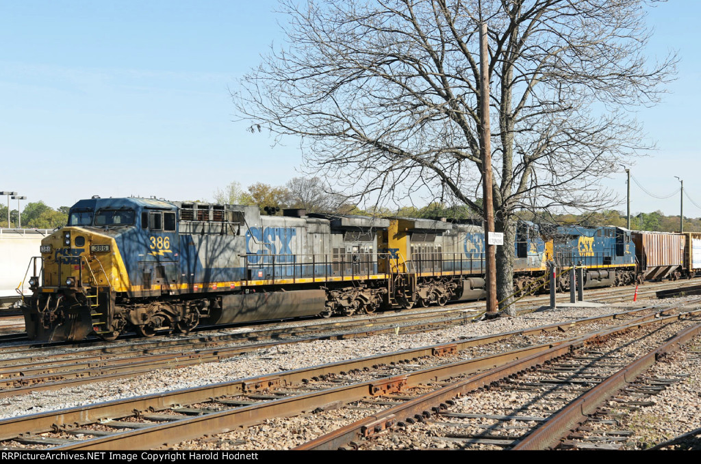 CSX 386 will lead train L619-03 today